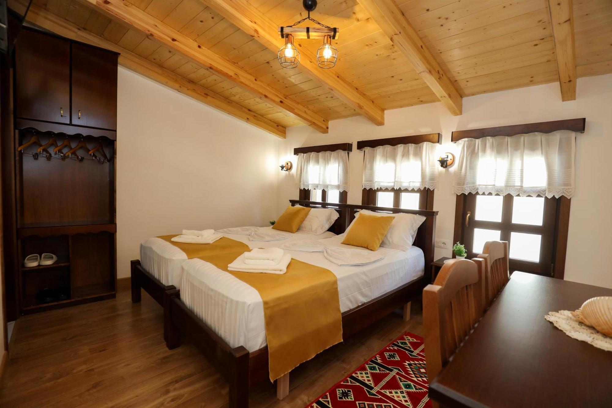 The House Of Dollma , Inside Kruja Castle Hotel Phòng bức ảnh
