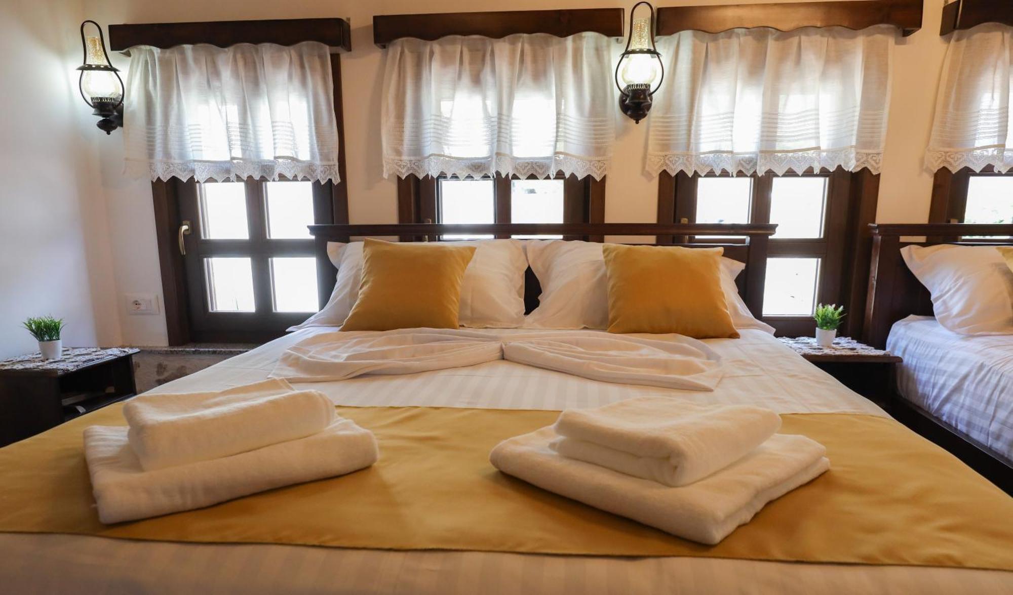 The House Of Dollma , Inside Kruja Castle Hotel Phòng bức ảnh