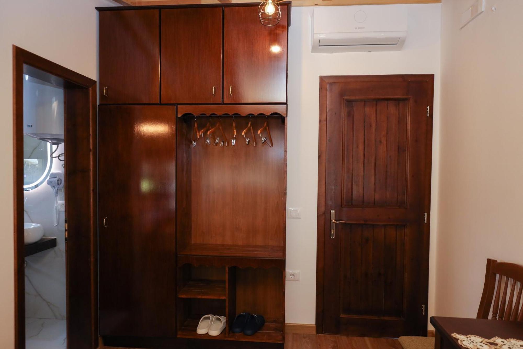 The House Of Dollma , Inside Kruja Castle Hotel Phòng bức ảnh