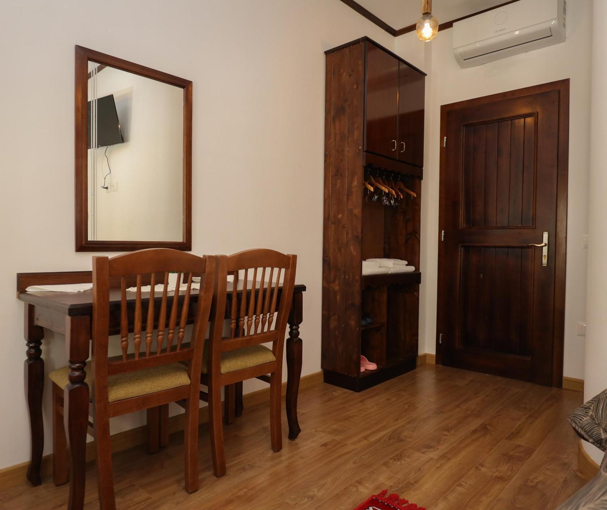 The House Of Dollma , Inside Kruja Castle Hotel Phòng bức ảnh