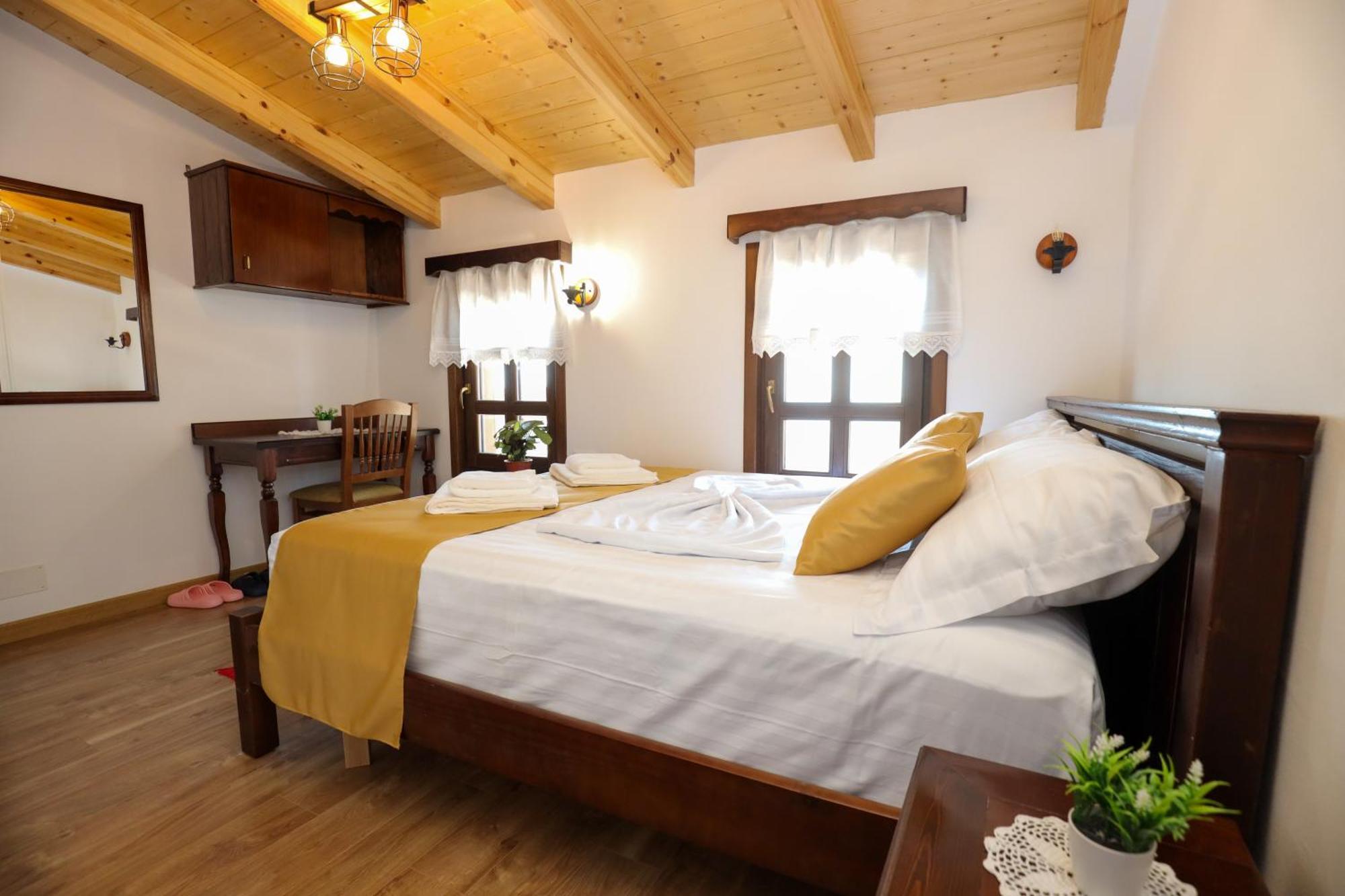 The House Of Dollma , Inside Kruja Castle Hotel Phòng bức ảnh