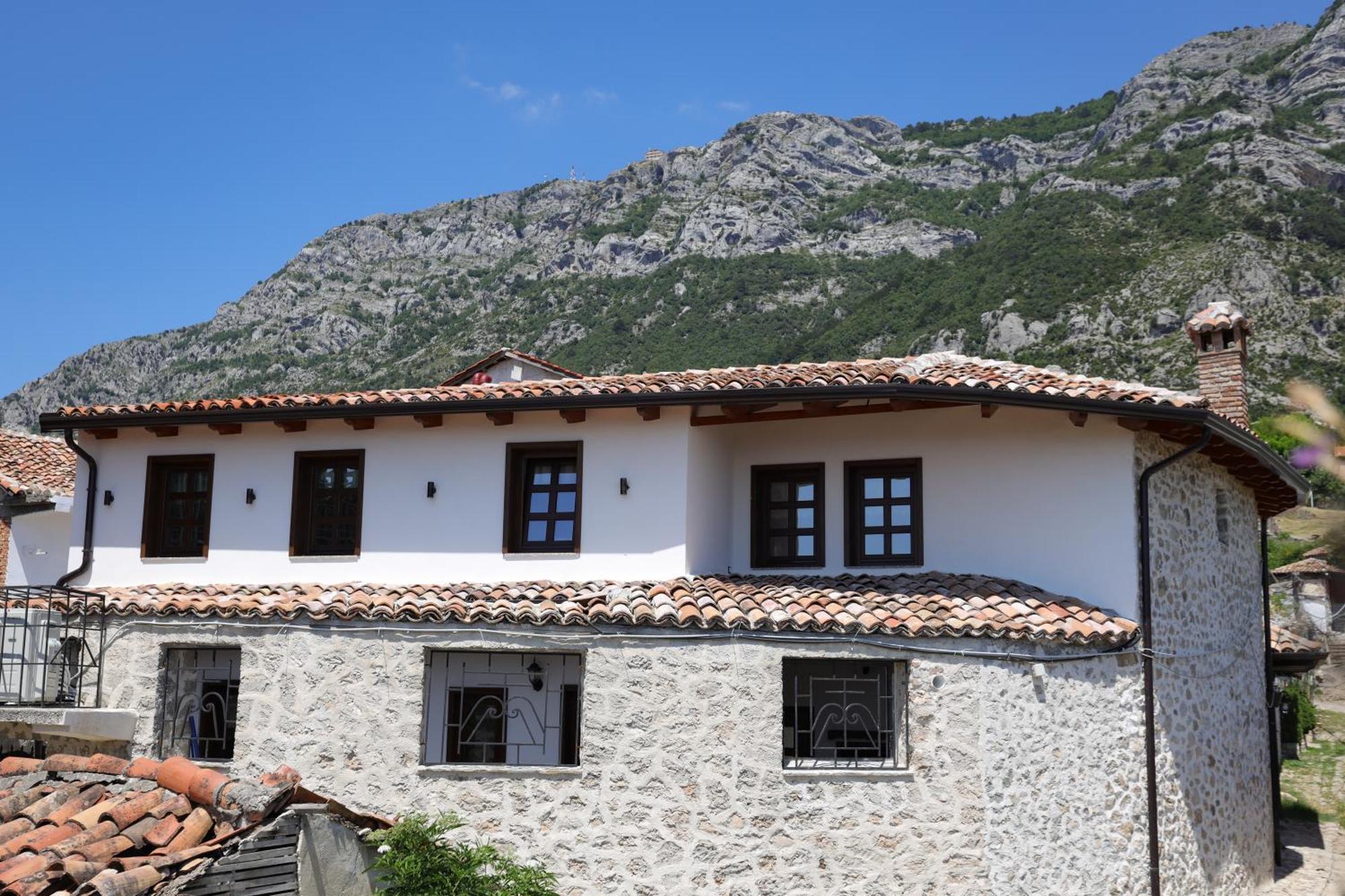 The House Of Dollma , Inside Kruja Castle Hotel Ngoại thất bức ảnh